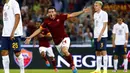 Pemain AS Roma, Alessandro Florenzi, merayakan golnya ke gawang Hellas Verona saat berlaga di Stadion Olimpiade, Roma (27/9/2014). (REUTERS/Tony Gentile)
