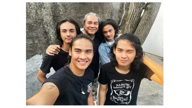 8 Potret Kompak Empat Anak Ferdy 'Element', Gondrong Semua