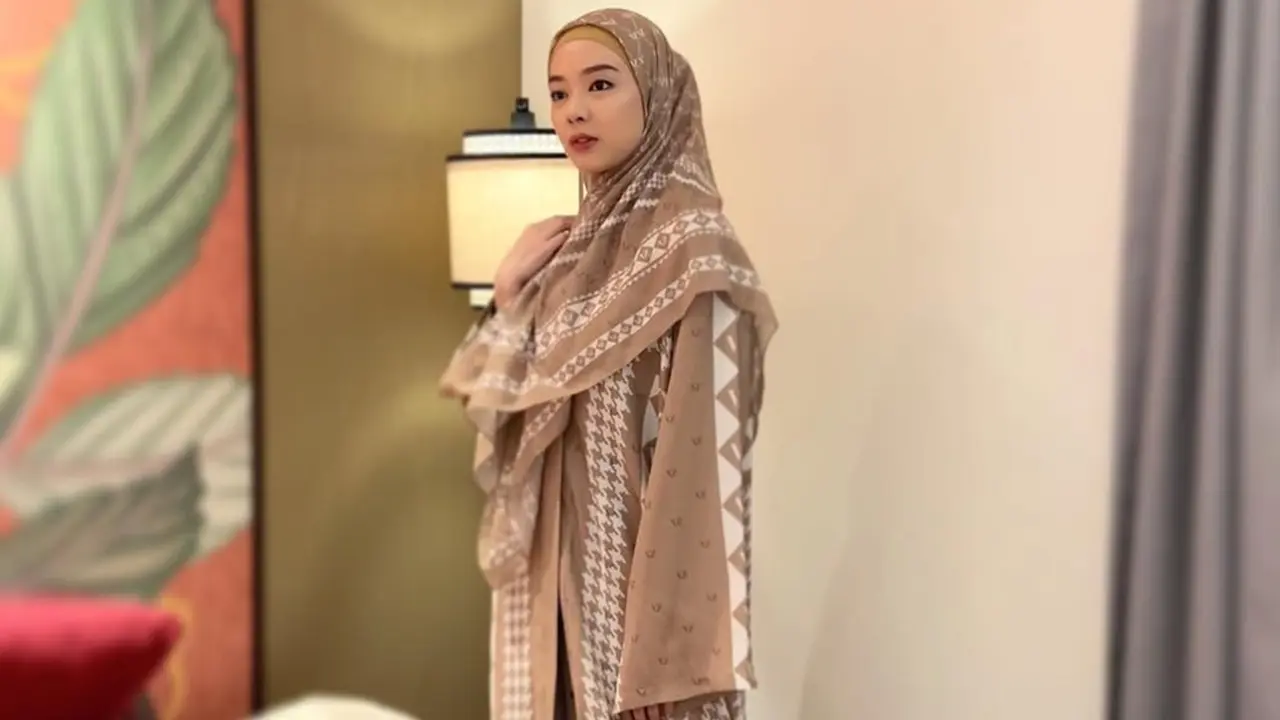 6 Outfit Gamis ala Lindswell Kwok, Inspirasi Gaya Muslimah Modis Tetap Syar'i