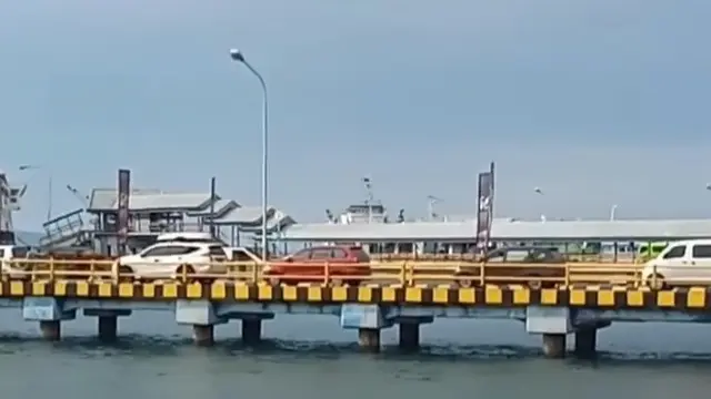Kendaraan yang masuk ke dalam kapal di Pelabuhan Gilimanuk Bali cukup padat (Istimewa)