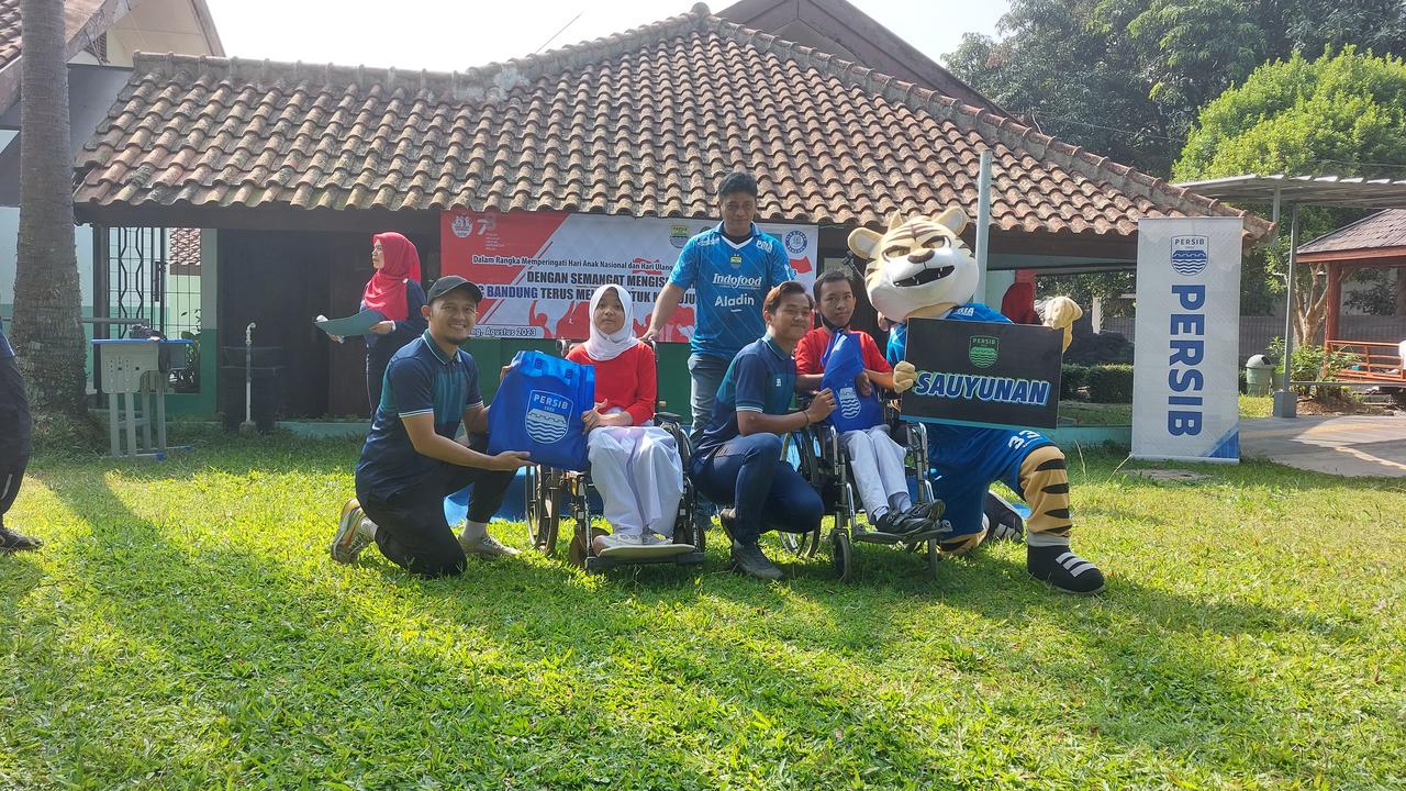 Persib Bandung Hibur Siswa-Siswi SLB di Bandung