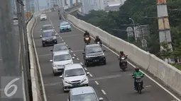 Pengendara motor masuk ke ruas Jalan Layang Non Tol Kampung Melayu arah Tanah Abang, Jakarta, Senin (9/1). Meski berbahaya, para pengendara sepeda motor seringkali nekat melintasi JLNT Kampung Melayu-Tanah Abang. (Liputan6.com/Immanuel Antonius)