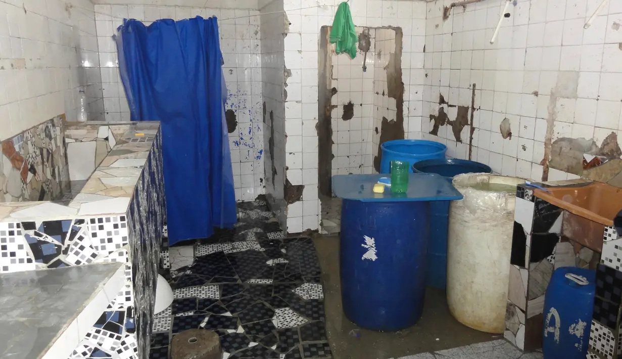 Suasana kamar mandi  yang kumuh dan kotor di penjara Instituto Penal Placido de Sa Carvalho, Rio de Janeiro, Brasil, (18/1/2016). Dalam kamar mandi ini sering terlihat kalajengking, kelabang beracun dan tikus. (AP Photo)