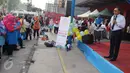 Ketua MPR RI, Zulkifli Hasan memberikan sambutan saat acara Gerakan Mengajar 1000 Guru di Car Free Day, Jakarta, Minggu (27/11). Acara tersebut  mengkampanyekan pentingnya pendidikan di usia dini. (Liputan6.com/Helmi Afandi)