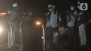 Keluarga dan kerabat saat menyaksikan proses pemakaman di TPU Pondok Ranggon, Jakarta, Kamis (24/9/2020). Jumlah kumulatif kasus Covid-19 di Indonesia mencapai 262.022 orang per Kamis (24/9) dengan 191.853 orang dinyatakan sembuh dan 10.105 orang meninggal dunia. (merdeka.com/Iqbal Nugroho)