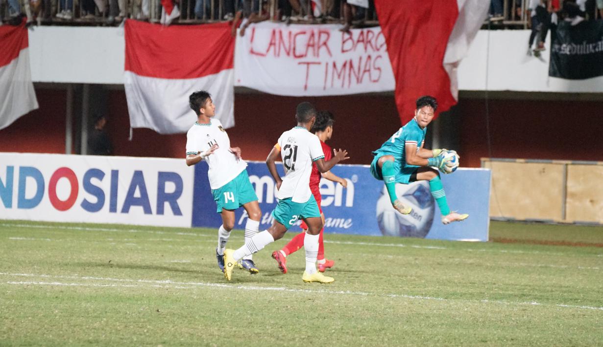 Kiper Timnas  Indonesia U-16, Andrika Fathir Rachman menangkap bola saat bertanding melawan Vietnam pada Final Piala AFF U-16 2022, Stadion Maguwoharjo, Sleman, Jumat (12/8/2022).  Tim asuhan Bima Sakti itu pun berhasil mengembalikan trofi Piala AFF U-16 ke Indonesia setelah pada 2018 lalu juga berhasil dimenangkan oleh Timnas Indonesia U-16 asuhan Fakhri Husaini. (Foto:Dok PSSI)