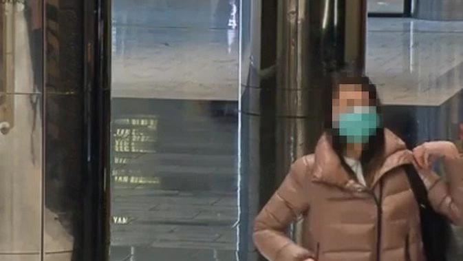 Rekaman CCTV warga asal Indonesia yang disebarkan polisi berkenaan dengan pencurian tas mewah Louis Vuitton di Melbourne. (Victoria Police)