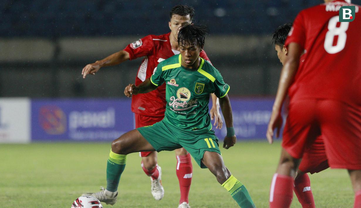 Striker Persebaya Surabaya, Mochammad Supriadi (tengah) menguasai bola saat menghadapi Persik Kediri dalam laga Grup C Piala Menpora 2021 di Stadion Si Jalak Harupat, Bandung, Selasa (23/3/2021). (Bola.com/M Iqbal Ichsan)