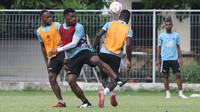 Pemain PSBS Biak Armando Robert Oropa saat sesi latihan di Lapangan Gelora Samudera Kuta. Ia turut dipanggil STY untuk pemusatan latihan Timnas Indonesia jelang Piala AFF 2024. (Alit Binawan/Bola.com)
