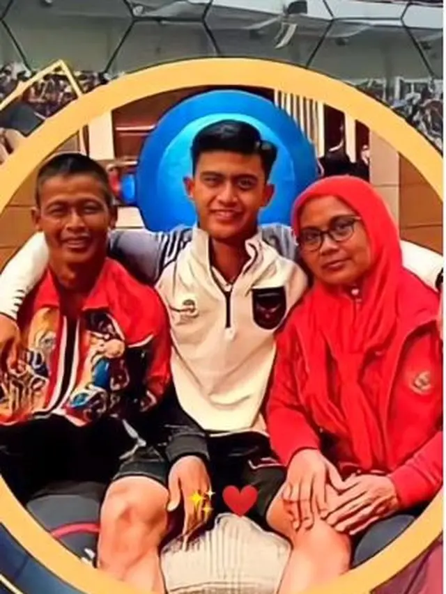 6 Momen Pratama Arhan Bersama Orang Tuanya, Selalu Rangkul Pundak Ibu Ketika Foto