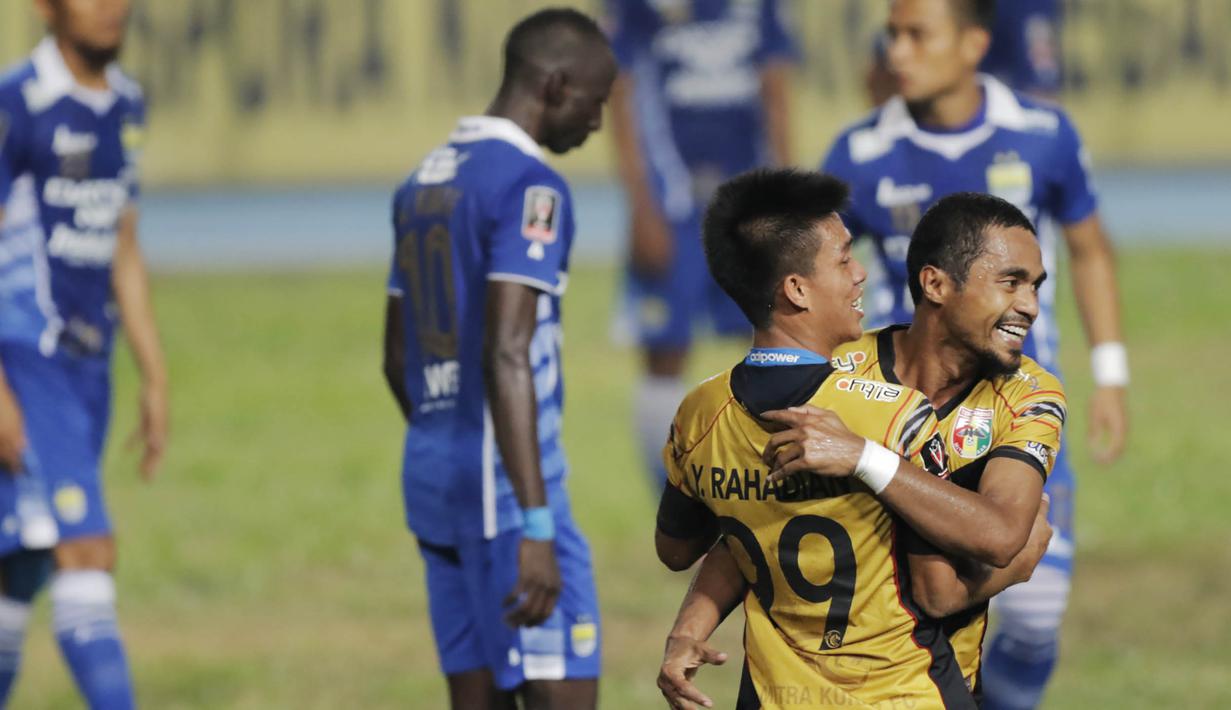 Pemain Mitra Kukar Abdul Gamal dan Yogi Rahadian merayakan kemenangan atas Persib pada leg pertama semi final Piala Presiden di Stadion Aji Imbut, Tenggarong, Minggu (4/10/2015). (Bola.com/Vitalis Yogi Trisna)