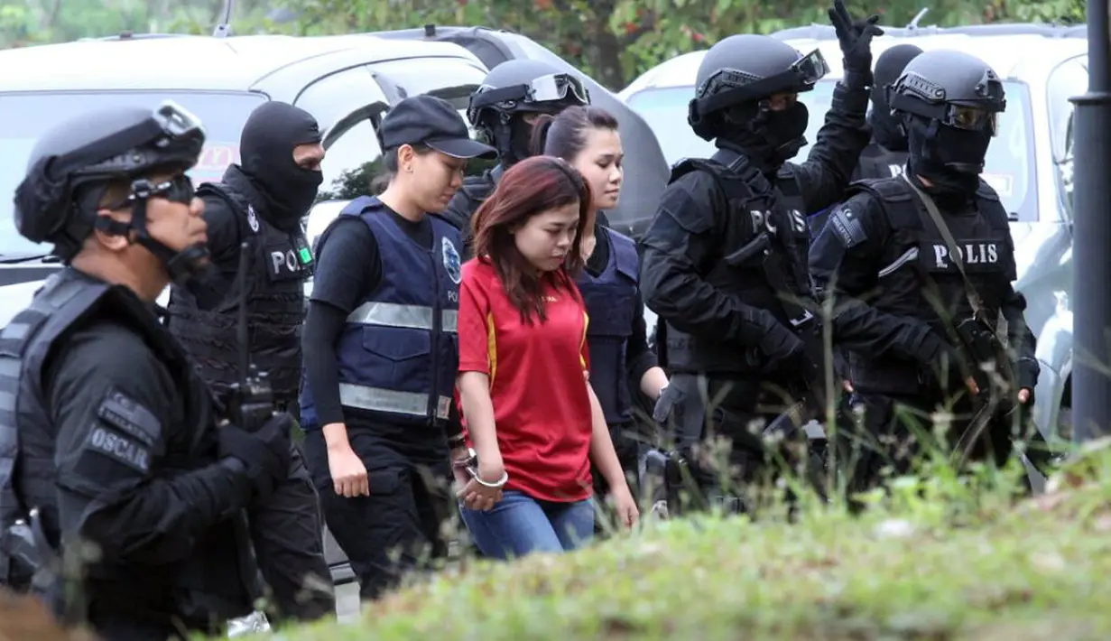 Siti Aisyah (25), WNI tersangka pembunuhan Kim Jong-nam dengan menggunakan zat berbahaya VX, tiba di Pengadilan Sepang, Malaysia, Rabu (1/3). Dengan pengawalan ketat, Siti Aisyah memasuki ruang persidangan untuk mendengarkan dakwaan. (AP Photo)