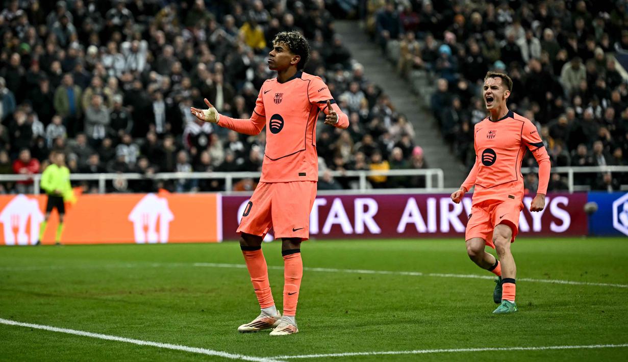 Pada menit-menit akhir pertandingan, tekanan Barcelona membuahkan hasil pada menit 90+5 ketika Dani Olmo dijatuhkan Malick Thiaw di dalam kotak penalti. Lamine Yamal maju sebagai eksekutor dan dengan tenang menaklukkan Aaron Ramsdale pada menit 90+6. Tampa dalam foto, penyerang Barcelona asal Spanyol, Lamine Yamal, merayakan golnya selama pertandingan leg pertama babak 16 besar Liga Champions 2025/2026 melawan Newcastle United di St James' Park, Newcastle-upon-Tyne, timur laut Inggris pada Selasa 10 Maret 2026 waktu setempat atau Rabu 11 Maret 2026 dini hari WIB. (Paul ELLIS/AFP)