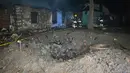 Empat orang tewas dan 17 lainnya terluka dalam sebuah serangan pesawat nirawak Rusia di kota besar Ukraina, Kharkiv pada Minggu 23 November 2025. Tampak dalam foto, tim penyelamat Ukraina bekerja di lokasi serangan pesawat tak berawak Rusia di Kharkiv pada Minggu 23 November 2025, di tengah invasi Rusia ke Ukraina. (SERGEY BOBOK/AFP)
