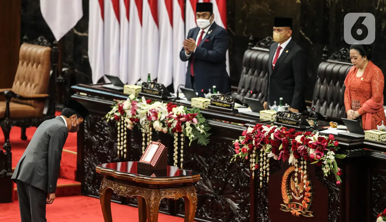 Presiden Joko Widodo memberi hormat sebelum menyampaikan pidato pengantar RUU APBN tahun anggaran 2023 beserta nota keuangannya pada rapat Paripurna DPR pembukaan masa persidangan I DPR tahun sidang 2022-2023 di Gedung Nusantara, Kompleks Parlemen, Senayan, Jakarta, Selasa (16/8/2022). (Liputan6.com/Johan Tallo)