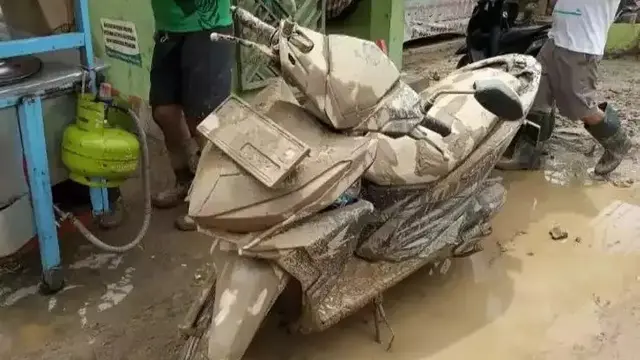 6 Momen Apes Lewati Jalanan Berlumpur Ini Bikin Elus Dada, Harus Rela Kotor