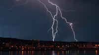 Petir adalah lecutan yang terjadi ketika ada muatan listrik berkekuatan besar berhimpun dalam awan-awan di langit. (Sumber Pixabay)