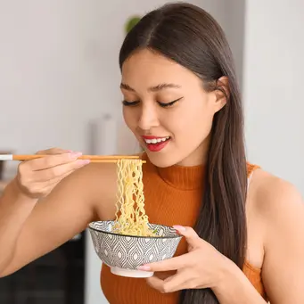 Ilustrasi perempuan menikmati mi instan. (c) serezniy/Depositphotos