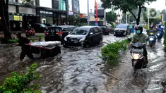 Sejumlah kendaraan melintasi trotoar untuk menghindari banjir di Jalan Kemang Raya, Jakarta Selatan, Kamis (3/11/2022). Hujan deras sekitar dua jam lebih menyebabkan Jalan Kemang Raya digenangi banjir sekitar 30 cm sehingga benyak kendaraan tidak dapat melintas. (merdeka.com/Arie Basuki)