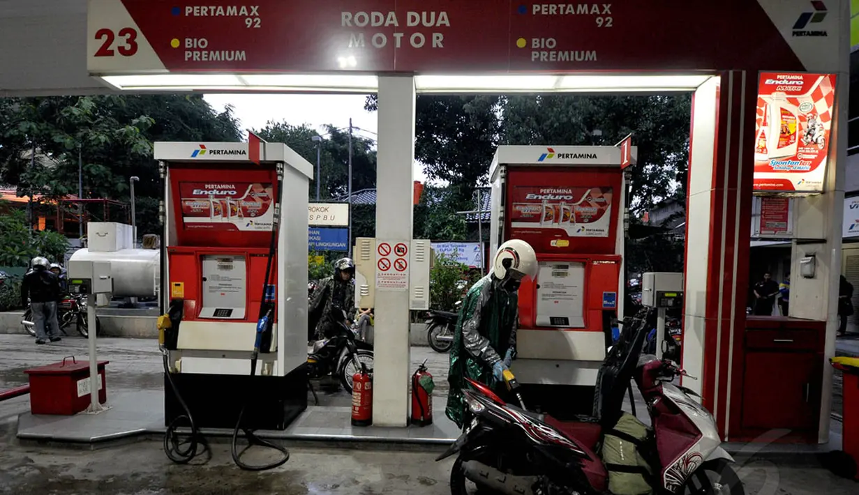 Seorang pengendara motor mengisi bahan bakar minyak di salah satu SPBU di Jakarta, Rabu (24/12). BPH Migas menyatakan kuota BBM bersubsidi tinggal 1,7% atau 782.000 kiloliter dari total yang dianggarkan dalam APBN-P 2014. (Liputan6.com/Miftahul Hayat)