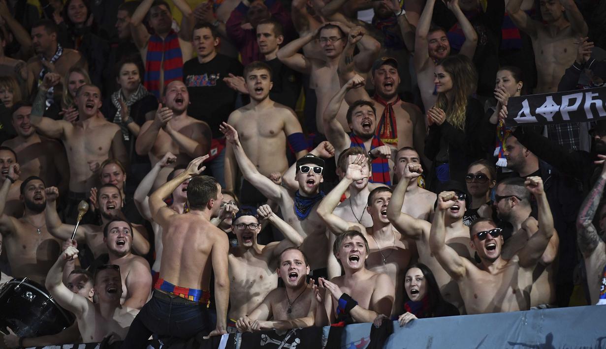 Suporter CSKA Moscow antusias memberikan dukungan bagi timnya saat bertandang ke markas AS Monaco FC pada laga grup E Liga Champions di Louis II Stadium, Monaco (2/11/2016). Monaco menang 3-0. (AFP/Anna-Chritine Poujoulat)
