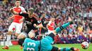 Pemain Manchester United Bastian Schweinsteiger berebut bola dengan Kiper Arsenal Petr Cech pada Laga lanjutan Liga Premier Inggris di Emirates Stadium. Minggu (04/10/2015). Arsenal menang 3-0. (Reuters / Dylan Martinez)