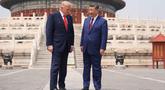 Presiden Amerika Serikat (AS), Donald Trump (kiri) berdiri bersama Presiden Tiongkok, Xi Jinping di Temple of Heaven, Beijing, Kamis 14 Mei 2026. (AP Photo/Mark Schiefelbein)