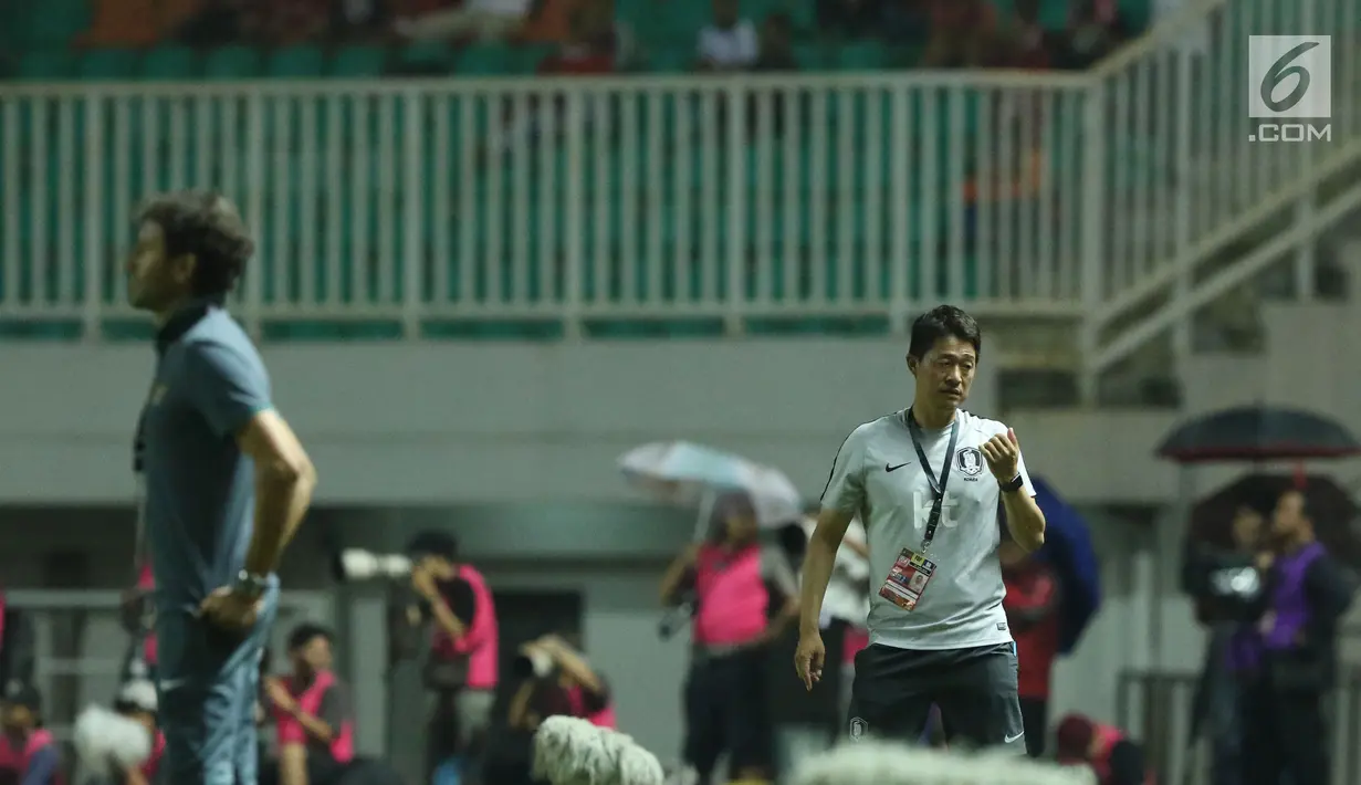 Pelatih timnas Korea Selatan U-23, Kim Hang Bum (kanan) saat laga persahabatan melawan Indonesia U-23 di Stadion Pakansari, Kab Bogor, Sabtu (23/6). Indonesia U-23 kalah 1-2. (Liputan6.com/Helmi Fithriansyah)