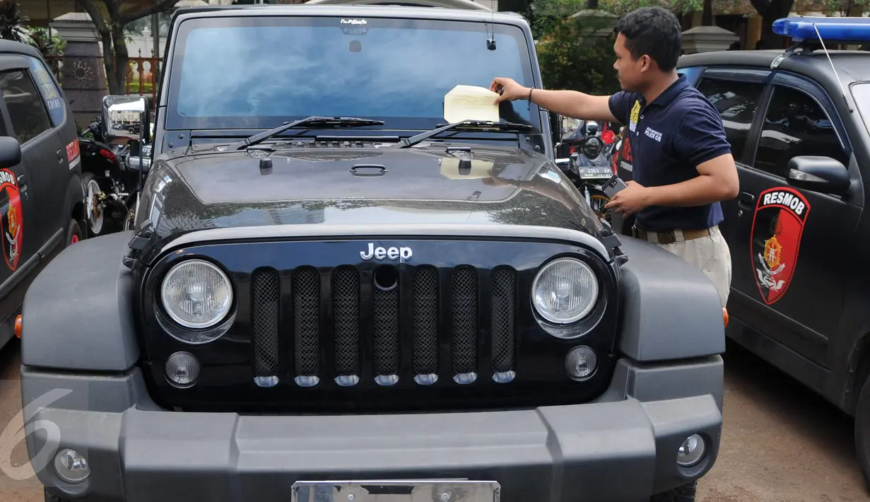 Polisi menunjukan mobil jeep saat rilis hasil tindak kejahatan selama bulan November di Mapolda Metro Jaya Jakarta, Minggu (27/11). Polisi juga mengungkap pencurian sarang burung walet senilai ratusan juta (Liputan6.com/Helmi Affandi)