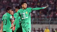 Striker Bhayangkara FC, Dendy Sulistyawan, berhasil mencetak gol perdananya di Liga 1 2019 saat bertandang ke markas Madura United dalam laga pekan ke-29 Shopee Liga 1 2019, Jumat (22/11/2019). Bhayangkara FC bahkan menang 2-1 dalam laga itu. (Bola.com/Aditya Wany)