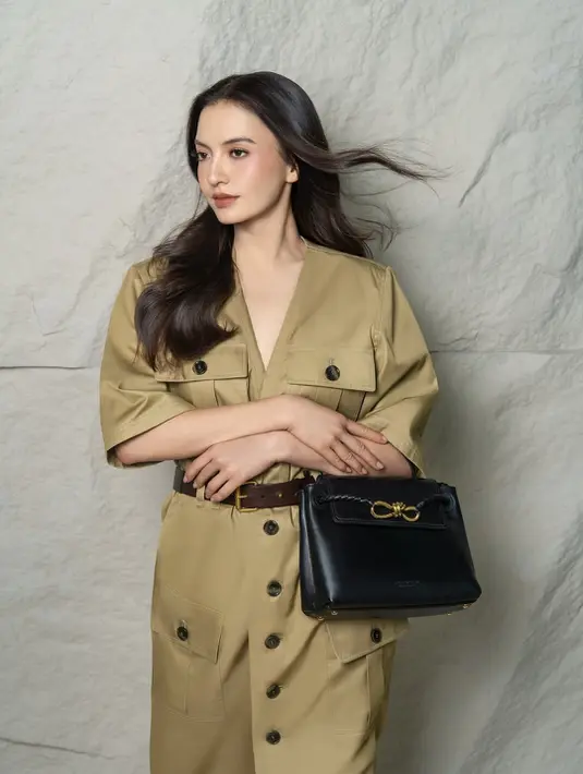 Menjadi wamen Komdigi membuat Raline Shah kerap tampil dengan gaya formal. Baru-baru ini ia unggah OOTD ngantor ala PNS yang stylish [@ralineshah]