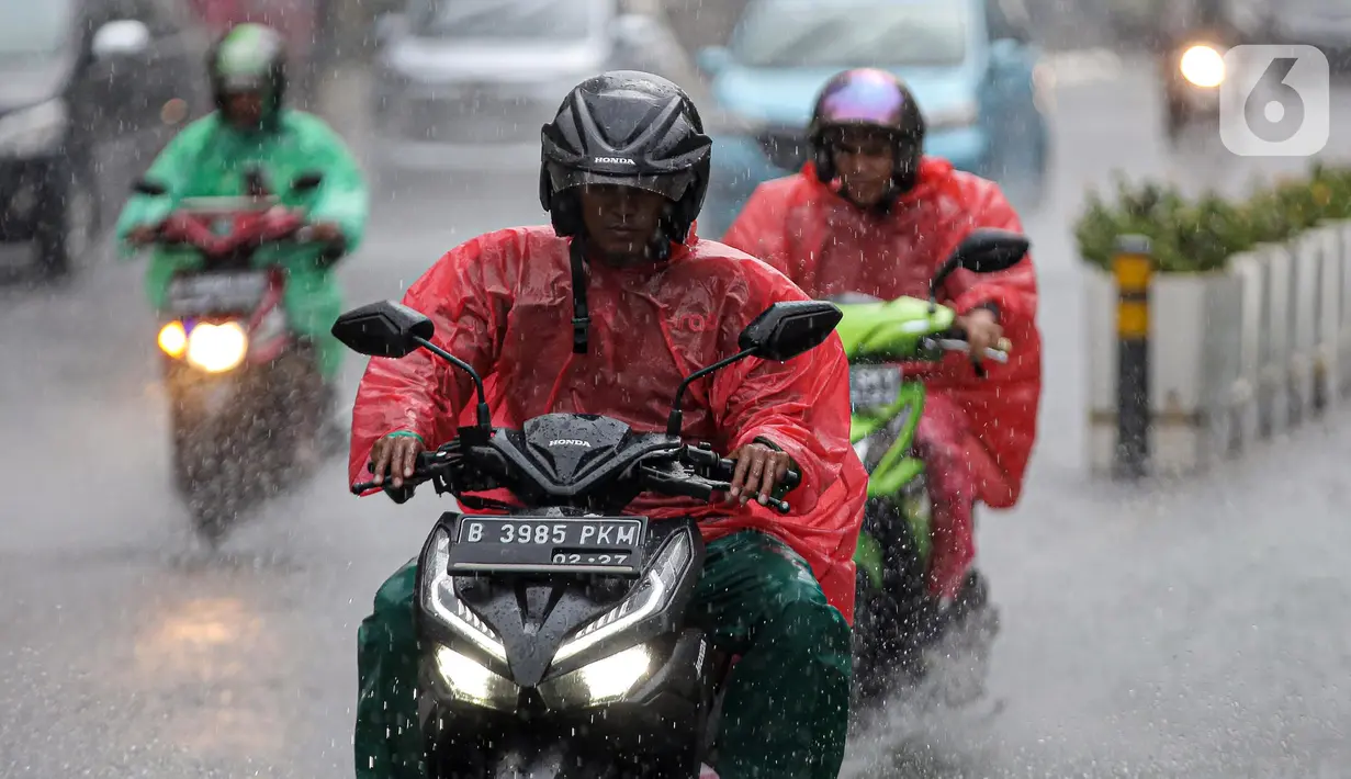 Pengendara sepeda motor menggunakan jas hujan saat hujan deras di kawasan Thamrin, Jakarta, Rabu (23/11/2022). Kepala Pelaksana Badan Penanggulangan Bencana Daerah (BPBD) DKI Jakarta Isnawa Adji mengimbau masyarakat untuk mengurangi aktivitas di luar rumah apabila Jakarta mengalami cuaca ekstrem. (Liputan6.com/Faizal Fanani)
