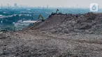 Foto udara sampah yang menggunung di kawasan Tempat Pembuangan Sampah Terpadu (TPST) Bantar Gebang, Bekasi, Jawa Barat, Kamis (2/5/2024). (merdeka.com/Arie Basuki)
