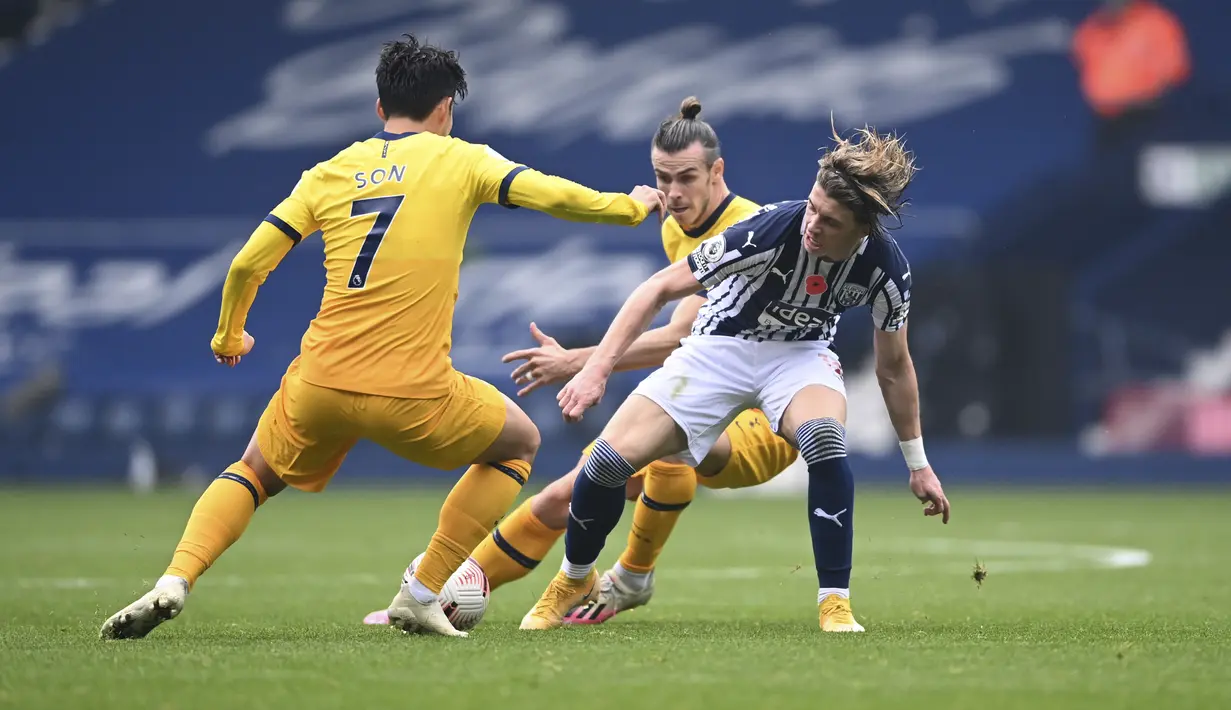 Gelandang West Bromwich Albion, Conor Gallagher berebut bola dengan penyerang Tottenham Hotspur, Son Heung-min pada pekan kedelapan Liga Inggris di Stadion The Hawthorne, Minggu (8/11/2020). Tottenham berhasil mengalahkan  WBA 1-0 lewat gol yang dibuat Harry Kane. (Laurence Griffiths/Pool via AP)