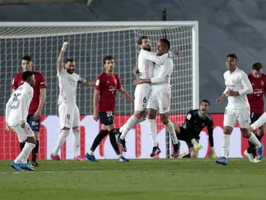 Eder Miliato dan Casemiro membawa Los Blancos menang di laga ini melalui gol-gol mereka. (Foto: AP/Bernat Armangue)