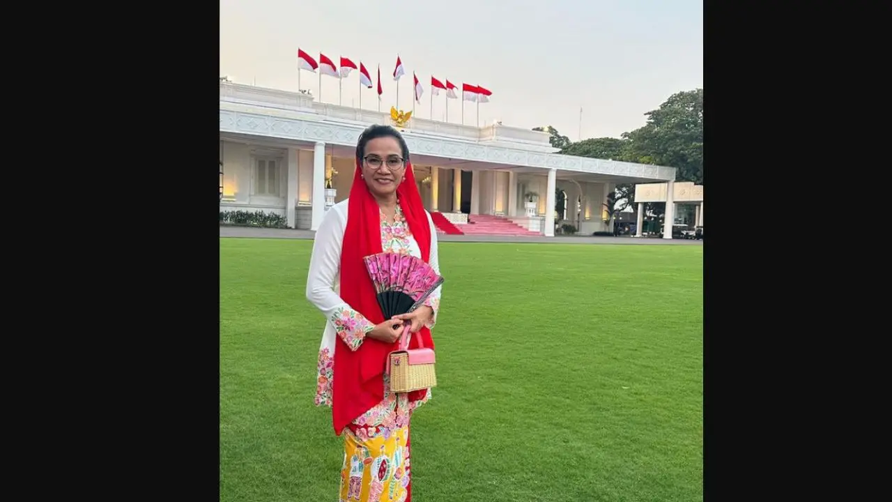 Menteri Keuangan (Menkeu) Sri Mulyani Indrawati nampak menggunakan kebaya putih bunga dan kain motif ondel-ondel saat acara Istana Berkebaya pada Minggu sore 6 Agustus 2023 di Kompleks Istana Merdeka Jakarta.