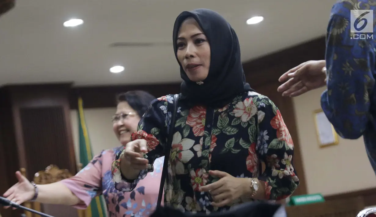 Terdakwa dugaan suap kerja sama pengangkutan pupuk, Asty Winasti (kedua kiri) usai menjalani sidang lanjutan di Pengadilan Tipikor, Jakarta, Rabu (10/7/2019). Sidang mendengar keterangan saksi, salah satunya, bawahan Bowo Sidik Pangarso di PT Inesia, Indung. (Liputan6.com/Helmi Fithriansyah)
