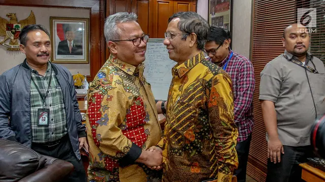 Beri Dukungan Moral, Mahfud MD Sambangi KPU