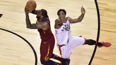 Pemain Cleveland, LeBron James (23) melakukan lay up saat diadang pemain Raptors, DeMar DeRozan (10) pada laga NBA playoffs Eastern Conference semifinal di Air Canada Centre, (1/2/2018). Cavaliers menang 113-112. (Frank Gunn/The Canadian Press via AP)