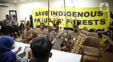 Perwakilan masyarakat adat suku Awyu dari Boven Digoel, Papua Selatan melakukan audensi dengan Komnas HAM di Menteng, Jakarta, Selasa (9/5/2023). (Liputan6.com/Faizal Fanani)