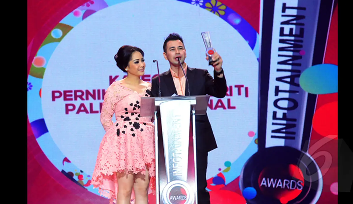 Raffi Ahmad dan Nagita Slavina, mendapat penghargaan Infotainment Awards 2015 sebagai Pernikahan Selebriti Paling Fenomenal, Jakarta, (30/01/15). (Liputan6.com/Faisal R Syam)