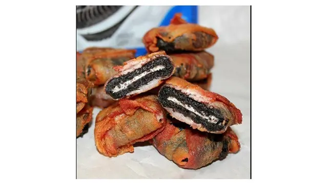 Makan Unik Oreo (Sumber: Twitter/@/WahyuYordan)