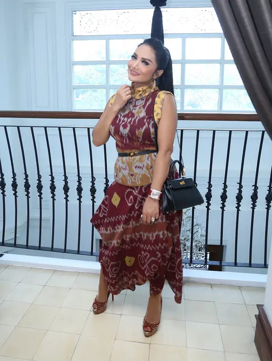 "Di tanggal 24, Aurel dan Azriel memberikan secara khusus ucapan ke saya dan itu sangat bermakna karena buat saya nggak penting itu posting, yang penting anak-anak perhatian sama miminya itu udah bikin terharu dan luar biasa," lanjut KD.