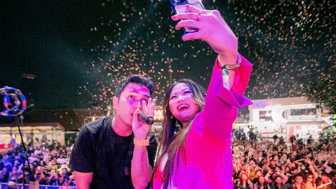 Aldi Taher ajak perempuan bernyanyi bersama di atas panggung