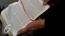 Pendeta menunjukkan kitab Injil saat memimpin kebaktian jemaat GKI Yasmin dan HKBP Filadelfia di depan Istana Merdeka, Jakarta, Minggu (19/7/2015). (Liputan6.com/Johan Tallo)