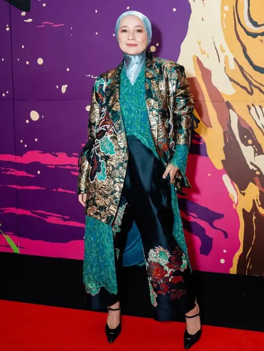 Cut Mini tampil dengan kebaya panjang brokat dipadukan blazer oversize batik dan celana panjang.[@hagaipakan]