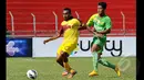Pemain Belakang Persebaya, Putu Gede (kanan) berusaha merebut bola dari penyerang Sriwijaya FC, Titus Bonai saat laga SCM Cup 2015 di Stadion H Agus Salim, Padang (21/1/2015). Sriwijaya FC bermain imbang dengan Persebaya (1-1). (Liputan6.com/Johan Tallo)