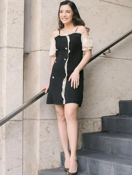 Tampil berkelas walau di rumah,  Chelsea Olivia tampak mengenakan double sleeve dress dengan aksen kancing. @chelseaoliviaa.