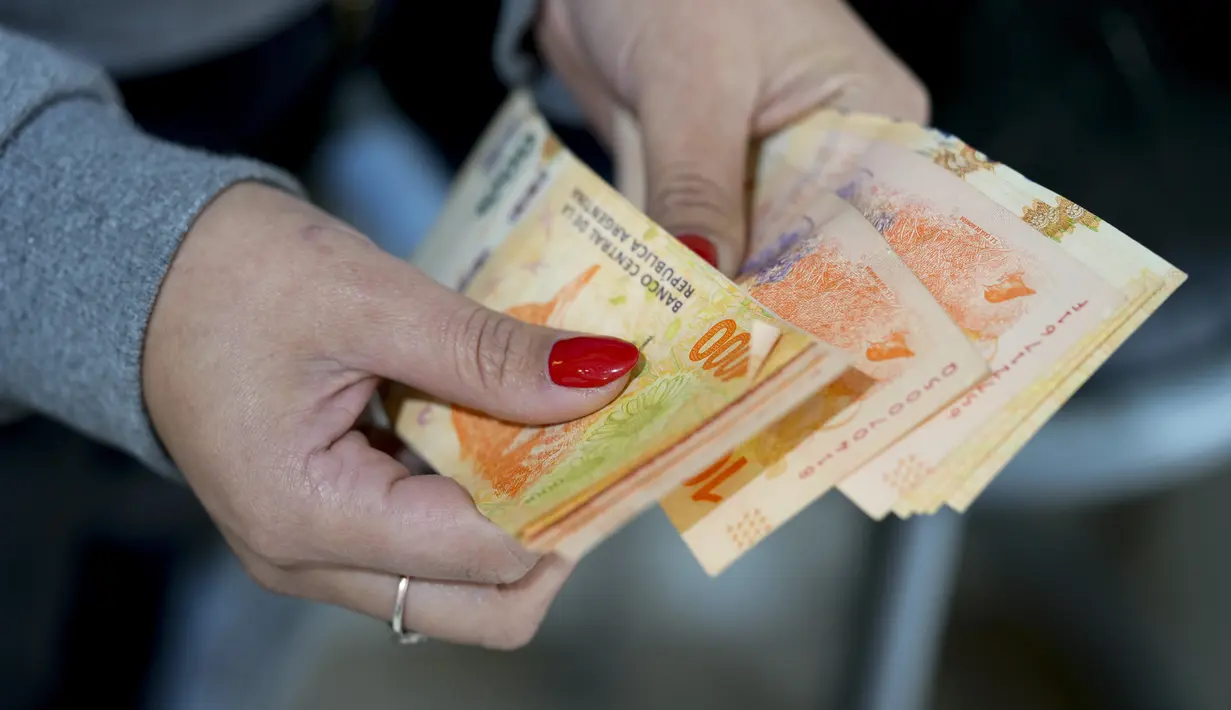 Sebotol krim perawatan kulit seharga $10 (Rp 150 ribu) di Uruguay bisa didapatkan dengan harga satu dolar (Rp 15 ribu) di seberang perbatasan. Dan satu liter bensin di Uruguay mendekati $2 (Rp 30 ribu). Di provinsi Entre Rios, Argentina, harganya 52 sen. (AP Photo/Natacha Pisarenko)