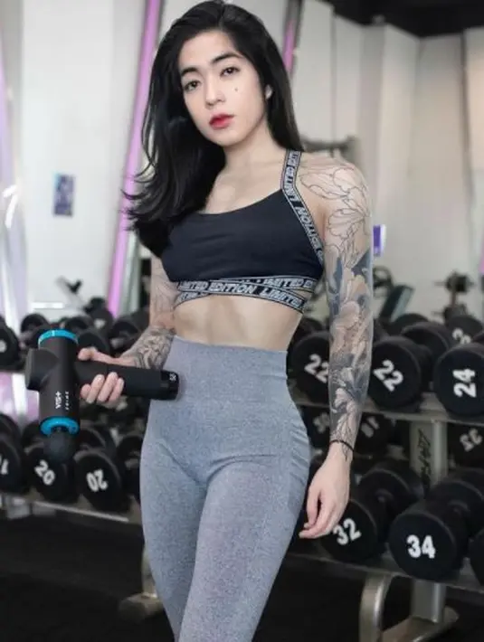 Ngehits sebagai gitaris dan partner kolaborasi J-Rocks, fokus utama Prisa saat ini tak lagi musik. (Instagram @prisarianzi)